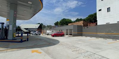 inmobiliaria casa liberty presenta excelente local para estrenar con ubicación estratégica, cuenta un área de 21.08 m2, pisos en cerámica y bahía exterior de parqueo, el sector es comercial, cercano a universidades, farmacias, supermercados, iglesias, bombas de gasolina, transporte publico cercano y  vías principales pavimentadas. COD102286