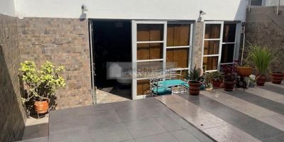 Casa Liberty presenta estupendo y amplio apartamento con excelente ubicación, con un área de 170m2, el cual consta de sala-comedor, cocina integral, zona de ropas, cuatro habitaciones, tres baños, pisos en porcelanato. el sector es de alto desarrollo y valorización, con amplios accesos y vias pavimentadas, cercano a parques, supermercados, centros comerciales, restaurantes, hoteles, transporte publico y vias principales.