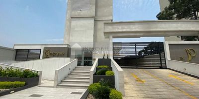 Casa Liberty presenta amplio, moderno e iluminado apartamento con estratégica ubicación, con un área de 69.94m, consta de sala, comedor, balcón con vista panorámica, cocina integral, zona de ropas, tres habitaciones, dos baños, pisos en cerámica y muy buenos acabados, el edificio ofrece portería, recepción, salón de eventos, piscina, sala de star, amplios pasillos, escaleras y tres ascensores, el sector es mixto, con amplios accesos y vías pavimentadas, arborizado y tranquilo, cercano a parques, supermercados, centros comerciales, transporte publico y vías principales COD 102235