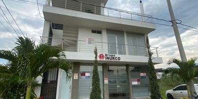 Casa Liberty presenta esta amplia y cómoda casa de tres niveles, con excelente distribución de espacios, Cuenta con una oficina, local ( en el primer piso), y oficina o aparta estudio, con muy buenas áreas y muy buena iluminación tiene cocina integral y baño privado  (en el segundo piso), en (tercer piso) balcón, zona bbq , Sector residencial y tranquilo, cercano a centro comerciales, supermercados, restaurantes y parques, muy buenas vías de acceso, transporte público permanente y colegios cercanos.