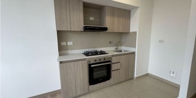 Ubicado a pocos metros del Centro Comercial San Nicolás, se encuentra este apartaestudio, perfecto para los que buscan un espacio funcional y cercano a todo. En unidad cerrada con portería las 24hrs.
