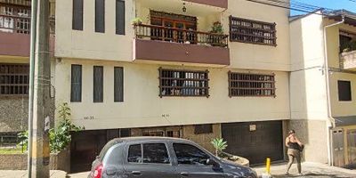 Agradable apartamento ubicado en el sector de La america, en la carrera 86a, piso 4, tiene un área de 118 metros aproximadamente. El inmueble cuenta con: 3 alcobas, 3 baños cabinados, 3 closets, sala-comedor, cocina integral con red de gas, y piso en cerámica. 
Los datos de los inmuebles promocionados en la página web están sujetos a cambio y verificación de disponibilidad.