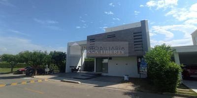 Casa Liberty presenta amplia, moderna e iluminada casa dentro de conjunto cerrado, consta de sala, comedor, cocina integral, zona de ropas, tres habitaciones mas servicio con baño, seis baños, estudio, sala de tv, zona bbq, piscina, zonas verdes, garaje para 5 vehículos, pisos en mármol  y excelentes acabados, el conjunto ofrece portería y recepción, amplios accesos pavimentados, cercano a parques, supermercados, estación de servicio, transporte publico y vías principales. COD102165