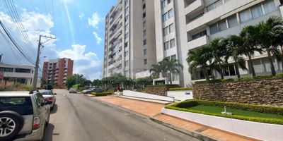 Casa Liberty presente este amplio y acogedor apartamento con excelente ubicación y un área de 80 m2 cuenta con sala comedor, tres habitaciones, dos baños, pisos en porcelanato, cocina integral, balcón con vista panorámica  y zona de ropa, el edificio ofrece portería y recepción, salón social, zona infantil, piscina, gimnasio y parqueadero para visitantes, el sector es tranquilo, fresco y seguro, cercano a parques, supermercados, restaurantes, estación de servicio, colegios, transporte publico y vías accesos pavimentadas. COD 102161