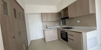 Ubicado a pocos metros del Centro Comercial San Nicolás, se encuentra este apartamento, perfecto para los que buscan un espacio funcional y cercano a todo. En unidad cerrada con portería las 24hrs.
