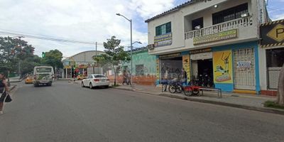 inmobiliaria casa Liberty presenta amplio local comercial con apartamento ubicado en zona céntrica de la ciudad con un área de 225 m2,  cuenta con dos habitaciones , tres baños, sala-comedor, pisos en cerámica , cocina semi integral, zona de ropas y depósito. el sector es mixto ( residencial-comercial) , cercano a parques, supermercados, restaurantes, farmacias, colegios, iglesias, bombas de gasolina , transporte publico cercano y cómodas vías de acceso COD 102107