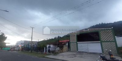 Casa  Liberty presenta imponente y amplia bodega-local comercial en el municipio de chinacota, con un área de 240m2, consta de amplio salón, pisos en cemento, altura doble, bahía de parqueadero y buenos acabados, el sector es mixto, con amplios accesos y vías pavimentadas, cercano a parques, restaurantes, espacios de recreación, hospital, transporte publico y vías principales. COD102104