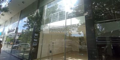 Casa Liberty presenta amplio, iluminado y moderno local comercial con muy buena ubicación, con un área de 100m2 aprox. consta de salón comercial, un baño, mezanine con baño, fachada en vidrio templado, pisos en porcelanato y buenos acabados, el sector es de alto desarrollo comercial y valorización, amplios accesos y vías pavimentadas, cercano a clínicas, restaurantes, edificios corporativos, transporte publico y vías principales. COD102084