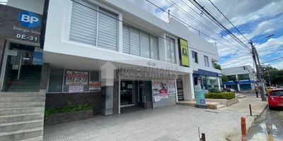 Casa Liberty presenta amplio, moderno e iluminado local comercial con estratégica ubicación, con un área de 800m2, cuenta con recepción, sala de espera, 15 consultorios, 8 baños, zona de cafetería, ascensor para discapacitados, , área de cirugías, oficinas, pisos en cerámica y granito y buenos acabados, el sector es de alto desarrollo comercial, con alto flujo vehicular y peatonal, amplios accesos y vías pavimentadas, cercano a restaurantes, clínicas, centros comerciales, transporte publico y vías principales. COD102065