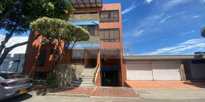 inmobiliaria casa Liberty presenta amplio y fresco apartamento con magnifica ubicación y un área de 139 m2, cuenta con sala-comedor, tres habitaciones, cuatro baños, cocina integral, zona de ropas, pisos en granito, dos parqueaderos. el sector es residencial, cerca a sector comercial, bancos, supermercados, restaurantes, farmacias, colegios/universidades, clínicas, bombas de gasolina, transporte publico cercano y vías pavimentadas. COD 102060