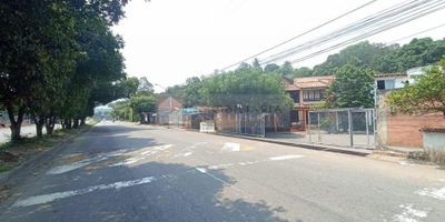 inmobiliaria casa Liberty presenta esta amplia, cómoda y fresca casa de dos niveles con excelente ubicación y un área de 129 m2, cuenta con sala-comedor, cinco habitaciones, cuatro baños, cocina semi integral, zona de ropas, pisos en cerámica, garaje independiente y muy buenos acabados. el sector es residencial, cerca a sector comercial, parques, supermercados, restaurantes, farmacias, clínicas, colegios, bombas de gasolina, transporte publico cercano y cómodas vías de acceso. COD 102007