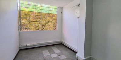 Oficina interna de 60 m², distribuida en 4 cómodos espacios de trabajo, con baño y cocineta. Un lugar funcional y bien ubicado, ideal para tu equipo. A pocos pasos del CC Sao Paulo, el Colegio La Salle, la Avenida El Poblado y el Parque Lineal La Frontera. Canon más IVA.