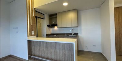 Un apartamento que combina estilo, unos muy buenos acabados y una excelente ubicación. Piso alto con una excelente vista panorámica, además de parqueadero privado y cuarto útil.
