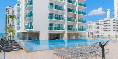 Apartamento amoblado para arriendo - venta, ubicado en el barrio Bocagrande - Cartagena; estilo resort, sector exclusivo y de alta demanda hotelera; ideal para inversionistas, lo puedes promocionar por Airbnb, booking y demás portales de renta turística (Para clientes de venta);  en edificio de 40 pisos, consta de multiples piscinas, gimnasio, jacuzzi, salón social para eventos, baño turco, salón de juegos, parqueadero cubierto, vigilancia privada las 24/7, circuito cerrado de TV; el apto consta de amplio balcon, excelentes acabados, 2 habitaciones, 2 baños, sala - comedor, cocina integral abierta, zona de labores, baño social, calentador a gas, aire acondicionado, mobiliario moderno, acceso digital; a pocos metros de la playa y la bahía, cerca a reconocidos centros comerciales, modernas salas de cine, restaurantes tradicionales y de comidas típicas, boutiques, droguerías, iglesia, bombas de gasolina, instituciones financieras y medicas. (para arriendo contrato a 1 año).