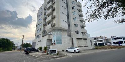 Casa Liberty presenta este iluminado y acogedor apartamento ,el cual cuenta con 3 habitaciones dos baño, sala, balcón, comedor, cocina integral, pisos en cerámica y un parqueadero, El edificio ofrece piscina, gimnasio, salón social, ascensor, parqueadero de visitantes y estricta vigilancia. el sector es residencial, de alta valorización, es cercano a supermercados, centros comerciales, hoteles, restaurantes, colegios, universidades, transporte publico, cuenta con accesos y vías internas pavimentadas. COD 102002