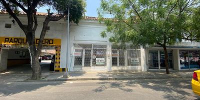 inmobiliaria casa Liberty presenta dos excelentes locales comerciales ubicados en zona céntrica de la ciudad, cuentan con un área de 76 m2 cada uno, pisos en cerámica, dos baños y amplio depósito, el sector es comercial, cercano a parques, supermercados, restaurantes, bancos, farmacias, iglesias, hoteles, colegios/universidades, bombas de gasolina, transporte publico cercano y vías pavimentadas. COD 101991