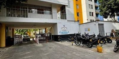 Se Vende Apartamento en Torre de Gironela cuenta con, tres habitaciones, dos baños, sala-comedor, cocina integral, tendedero de ropas, balcón, parqueadero comunal, ubicado en el piso 10 contáctanos para tener el gusto de atenderte  3226486587- 3108001175