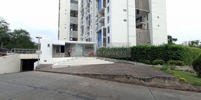 inmobiliaria casa Liberty presenta amplio y acogedor apartamento en conjunto cerrado ubicado en un apetecido sector de la ciudad , tiene un área de 84m2, cuenta con sala-comedor, dos habitaciones , dos baños, cocina integral, zona de ropas, balcón con vista panorámica y piso en porcelanato. el edificio ofrece portería y vigilancia, parqueadero para visitantes, zona social con piscina, gimnasio, zona infantil, cancha deportiva, zonas verdes y parqueadero. el sector es residencial, cerca a sector comercial, restaurantes, bancos, supermercados, farmacias, iglesias, colegios/universidades, bombas de gasolina, transporte publico cercano y cómodas vías de acceso. COD 101994