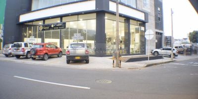 inmobiliaria casa Liberty presenta excelente edificio nuevo para estrenar con amplias áreas y magnifica ubicación, cuenta con un área de 708 m2 , pisos en porcelanato, cafetería, oficina privada, depósito y parqueadero para cuatro vehículos. su uso es comercial e institucional, contiene uso de suelos para empresas de salud con excelente vista exterior y además cuenta con una gran capacidad de luz en kva el sector es residencial y comercial, cercano a parques, restaurantes, farmacias, clínicas, supermercados, colegios/universidades, estaciones de gasolina, transporte publico cercano y vías pavimentadas. COD 101951