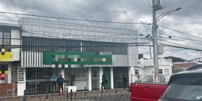 Edificio o casa comercial  en venta. Ideal para clínica o instituciónUbicado sobre la vía Pradilla, la vía principal de Chía, frente de 12metros fondo 40 metros con excelente visibilidad y acceso. Actualmentefunciona como clínica, en perfecto estado y totalmente adecuado.Cuenta con 24 habitaciones, cada una con baño privado aprox. 30 baños. Habitaciones amplias para 3 o 4 camas. Recepción, ascensor, planta eléctrica, bodega y local comercial. Excelente iluminación y ubicación estratégica.Ideal para clínica, institución educativa o proyecto deapartaestudios. Excelente oportunidad de inversión. Rentado $24.000.000