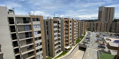 ¡Acá inicia tu sueño de vivir en el Oriente Antioqueño! En este versátil apartamento encuentra una excelente distribución de espacios que incluye dos alcobas, un espacio disponible para un estudio, dos baño, sala - comedor, balcón con acceso desde el área social, cocina abierta y zona de ropas independiente. La unidad esta cerca de colegios y con acceso a rutas de transporte. Contactanos para que conozcas tu proximo hogar. No. 9558843
