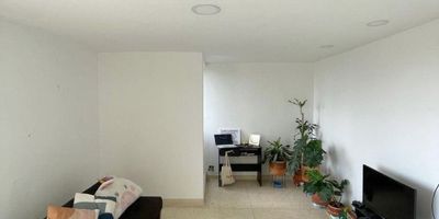 Apartamento en excelente ubicación cerca a centros comerciales, universidades y supermercados, consta de Sala, comedor, terraza de 8.65 m2, cocina integral, una alcoba, closet, un baño, pisos en granito; sin ascensor.