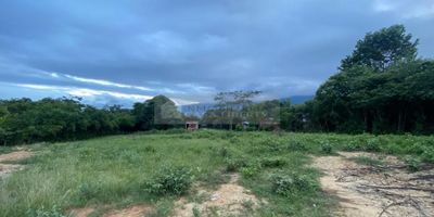 inmobiliaria casa Liberty presenta amplio y maravilloso lote con muy buena ubicación y un área de 3.200 m2, el sector es residencial, campestre y tranquilo, cerca de sector comercial, transporte publico cercano y cómodas vías de acceso. COD 101922