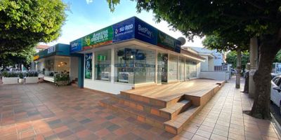 inmobiliaria casa Liberty presenta excelente local esquinero con magnifica ubicación en la ciudad y un área de 18m2, cuenta con un baño, fachada en vidrio y pisos en cerámica, el sector es mixto (residencial-comercial) cercano a parques, supermercados, restaurantes, bancos, farmacias, centros comerciales, transporte publico cercano y cómodas vías de acceso COD 101884