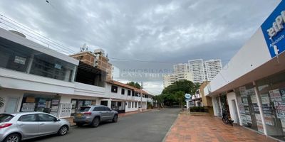 inmobiliaria casa Liberty presenta excelente local  con muy buena ubicación en la ciudad y un área de 76m2, cuenta con un baño, fachada en vidrio y pisos en cerámica, el sector es mixto (residencial-comercial) cercano a parques, supermercados, restaurantes, bancos, farmacias, centros comerciales, transporte publico cercano y cómodas vías de acceso.COD 101883