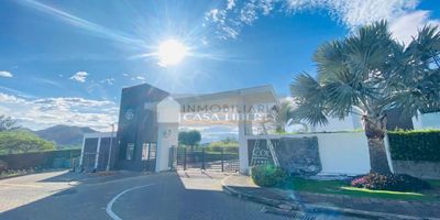 inmobiliaria casa liberty presenta amplia y fresca casa de tres pisos en conjunto cerrado ubicado en un excelente sector de la ciudad con un área lote de 96 m2 y 180 m2 construidos, cuenta con sala-comedor, cuatro habitaciones, cinco baños, cocina integral, zona de ropas, pisos en porcelanato, terraza-balcón con vista exterior y garaje independiente, el conjunto ofrece portería y vigilancia, zona social con piscina, cancha deportiva, zona infantil y hermosos jardines, el sector es residencial, cerca de sector comercial, parques, restaurantes, supermercados, colegios, bancos, farmacias, estación de gasolina, transporte publico cercano y vías pavimentadas. COD 101815