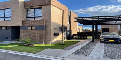 Codigo 19414. Vive en armonía y confort en esta encantadora casa tipo Colibrí ubicada en el exclusivo conjunto residencial Entrelomas. Con una área privada construida de 179 m², esta propiedad combina amplitud, elegancia y funcionalidad en cada uno de sus espacios. Cuenta con tres habitaciones amplias con clóset, dos baños completos y un baño social, además de cuarto y baño de servicio para mayor comodidad. Su cocina abierta de diseño moderno se integra perfectamente con la sala y el comedor, que destacan por su chimenea, creando un ambiente cálido y acogedor ideal para compartir en familia. La zona social es amplia y perfecta para reuniones y celebraciones. El conjunto ofrece Club House con piscina, restaurante, canchas de tenis, fútbol, oratorio y múltiples áreas comunes rodeadas de naturaleza, además de seguridad y vigilancia las 24 horas. Disfruta de un entorno tranquilo, con parques y zonas verdes que invitan a un estilo de vida saludable. ¡Haz de Entrelomas tu nuevo hogar y vive la experiencia de exclusividad y bienestar que mereces!