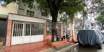 Inmobiliaria Casa Liberty presenta amplia y acogedora casa ubicada en sector comercial de la ciudad, con un area lote de 300m y un area construida de 400m, consta de sala, comedor, cocina sencilla, cinco habitaciones, cinco baños, dos apartamentos cada uno con sala, comedor, cocina semi-integral, zona de ropas y dos habitaciones, el sector es mixto, con amplios accesos y vías pavimentadas, con alto flujo vehicular y arborizado, cercano a parques, restaurantes, zonas de comercio, transporte publico y vías principales. COD101789