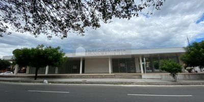 inmobiliaria casa liberty presenta excelentes locales remodelados con magnifica ubicación y un área lote de 110 m2 y 150 m2 construidos, cuentan con fachada en vidrio pisos en cerámica y su amplio deposito , el sector es comercial y residencial, cercano a parques, restaurantes, bancos, colegios, farmacias, bombas de gasolina, transporte publico cercano y vías pavimentadas. COD 101774