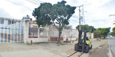 Casa Liberty presenta amplia bodega con ubicación estratégica y buena distribución de espacios, con un área de 1.000 m2 de área lote y 589 m2 construidos, consta de parqueadero encerrado para 10 vehículos, dos niveles de oficinas, 6 baños, recepción, área de bodegaje, luz trifasica, doble altura, pisos en cemento y cerámica y buenos acabados, el sector es comercial e industrial, amplios accesos y vías pavimentadas, cercano a restaurantes, zonas de comercio, transporte publico, edificios corporativos y vías principales. COD101769