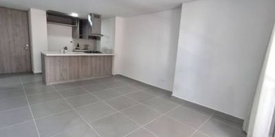 Descripción: 
447-13401 Apartamento en Arriendo en San Antonio de Pereira. Este apartamento de 75 metros ofrece un diseño cómodo y funcional. Cuenta con 2 alcobas, 2 baños, sala comedor iluminada, cocina integral moderna, zona de ropas independiente, balcón con vista agradable, 1 clóset y 1 vestier. Además, dispone de parqueadero privado y cuarto útil. 
Se encuentra ubicado en una unidad cerrada que ofrece portería 24 horas, salón social, zonas verdes, ascensor y shut de basuras. Su ubicación estratégica permite fácil acceso a rutas de transporte público. Código del inmueble: 13401