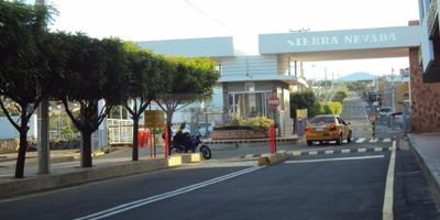 Casa Liberty presenta esta exclusiva casa dentro de conjunto cerrado, con un área de 129,5 M2 de lote y 259 m2 construidos, la cual cuenta con cuatro habitaciones, cuatro baños, sala-comedor, cocina integral, zona de ropas, balcón, pisos en porcelanato y acabados de primera, estacionamiento para dos vehículos, el conjunto ofrece portería, vigilancia las 24 hrs, 2 piscinas para adultos y niños, canchas de tenis, salón de eventos, zonas infantiles, gimnasios, zonas verdes, arborizacion, hermosos jardines, parqueadero para visitantes, vías y accesos internos pavimentados el conjunto se encuentra a unos metros de la autopista internacional, el sector es residencial, cercano a supermercados, restaurantes, zonas de comercio, iglesias, concesionarios, transporte publico y vías principales. cod 101713