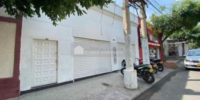 inmobiliaria casa liberty presenta muy buena bodega en zona céntrica de la ciudad y un área de 111 m2, cuenta con divisiones amplias, amplio deposito, pisos en cerámica y cemento pulido. el sector es mixto (residencial y comercial) cercano a parques, supermercados, restaurantes, droguerías, colegios, bancos, estación de gasolina, transporte publico cercano y vías pavimentadas. COD 101683