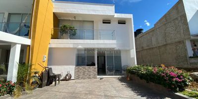 inmobiliaria casa liberty presenta exclusiva y lujosa casa en conjunto residencial, la casa consta de sala comedor, cocina integral, cuatro habitaciones, cuatro baños, estudio, zona de ropas, balcón, pisos en porcelanato, parqueadero para dos vehículos,, el conjunto cerrado cuenta con vigilancia privada, canchas de futbol, baloncesto y tenis, parques infantiles, piscina, jacuzzi, zona BBQ, salones sociales, iglesia y gimnasio. se encuentra cercano a iglesias, vias principales, supermercados, restaurantes y servicio de transporte publico. COD 101633.