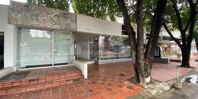 inmobiliaria casa Liberty presenta excelente casa mas un local con magnifica ubicación y un área de 360 m2, cuenta con 4 habitaciones, cuatro baños, cocina integral, zona de ropas, deposito, pisos mármol y parqueadero para dos vehículos, el sector es residencial, cerca a sector comercial, parques, restaurantes, supermercados, bancos, droguerías, colegios/universidades, transporte publico cercano y cómodas vías de acceso. COD 101600