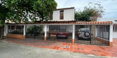 inmobiliaria casa liberty presenta excelente casa con local comercial ubicado en un sector apetecido de la ciudad y un área total de 336 m2 y 270 m2 construidos, cuenta con tres habitaciones mas una de servicio, cuatro baños, cocina integral, zona de ropas, estudio, deposito, piso en tableta roja pulida y parqueadero hasta para tres vehículos. el sector es mixto, cercano a parques, supermercados, bancos, restaurantes, transporte publico cercano y vías pavimentadas. COD 101605