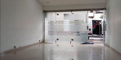 Si estas buscando el espacio perfecto para tu negocio u oficina, este local comercial en excelente ubicación es ideal para ti. Cuenta con: baño, cocina semi-integral, pisos en cerámica y área de 60M². 

Código inmo: 3418 Manizales, Caldas 
