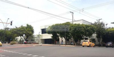 Casa Liberty presenta imponente, amplia e iluminada edificación con estratégica ubicación, con un área lote de 5.220m2 y un area construida de 4.100m2, cuenta con parqueadero para 25 vehículos aprox, amplios espacios, 25 salones para oficinas, baterías de baños, amplios pasillos, 3 accesos, 2 bodegas, portería, recepción, pisos en granito y buenos acabados, el sector es corporativo y comercial, con alto flujo vehicular y peatonal, con amplios accesos y vías pavimentadas, cercano a parques, restaurantes, centros comerciales, clínicas, edificios corporativos, transporte publico, bancos y vías principales. CODIGO:101597