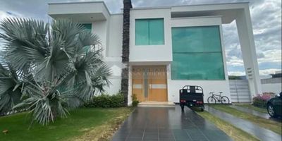 inmobiliaria casa liberty presenta maravillosa casa en conjunto cerrado con excelente ubicación y un área de 1000 m2, cuenta con cuatro habitaciones, siete baños, cocina integral, zona de ropas, estudio, piscina, jacuzzi mas sauna, zona de BBQ, sala de SPA, parqueadero,  pisos en cerámica y porcelanato, el conjunto ofrece portería y vigilancia y hermosos jardines, el sector es residencial, cerca a sector comercial, parques, restaurantes, supermercados, bancos, colegios, bombas de gasolina, transporte publico cercano y vías pavimentadas COD 101562