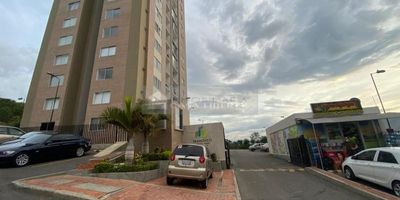 inmobiliaria casa liberty presenta excelente apartamento en conjunto cerrado con muy buena ubicación y un área de 50 m2, cuenta con sala-comedor, tres habitaciones, dos baños, cocina integra, zona de ropas y pisos en porcelanato. el edificio ofrece portería y vigilancia, ascensor, zona social con piscina, zona infantil, salón comunal, zonas verdes y parqueadero para vehículo, el sector es residencial cerca de zona comercial, parques, restaurantes, bancos, droguerías, bombas de gasolina, transporte publico cercano y vías pavimentadas. COD 101544