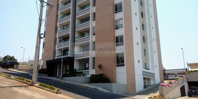 Casa Liberty presenta exclusivo, amplio y acogedor apartamento con muy buena distribución de espacios en exclusivo sector de la ciudad, cuenta con un área de 70 m2, cuenta con tres habitaciones, dos baños, sala - comedor, cocina integral, zona de ropas, pisos en porcelanato y excelente vista panorámica, el edificio ofrece portería y recepción, sala de espera, zona infantil, piscina y parqueadero, el sector es tranquilo, fresco y seguro, cercano a parques, supermercados, restaurantes, estación de servicio, colegios, transporte publico y vías principales. cod. 101557