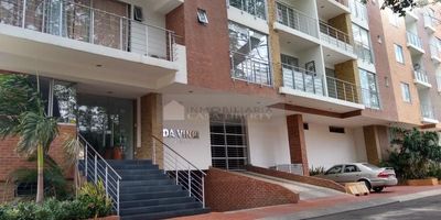 inmobiliaria casa liberty presenta excelente apartamento en edificio con magnifica ubicación y un área de 55 m2, cuenta con sala-comedor, dos habitaciones, un baño, cocina integral, zona de ropas, pisos en porcelanato y balcón con vista panomarica, el edificio ofrece portería y vigilancia, ascensor, zona social con piscina, sauna y zona BBQ, el sector es residencial, cercano a sector comercial, parques, restaurantes, supermercados, droguerías, colegios/universidades, transporte publico cercano y cómodas vías de acceso. COD 101535