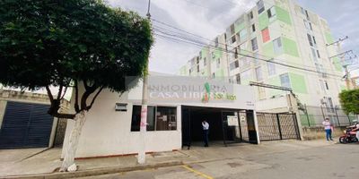 Casa liberty presenta excelente apartamento para estrenar, ubicado en exclusivo sector de la ciudad, con un área de 42m2, cuenta con sala, comedor, cocina integral, zona de ropas, tres habitaciones, dos baños, pisos en cerámica, parqueadero de dos niveles, el conjunto ofrece portería y vigilancia 24hrs,ascensor, piscina y zona social, con excelentes accesos y vías pavimentadas, cercano a parques, , supermercados, restaurantes, bombas de gasolina, transporte publico cercano y vías principales. COD.101438