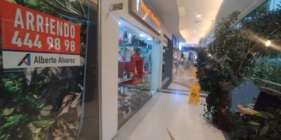 Local comercial de 71 m ubicado en la exclusiva Milla de Oro de Medellin, distribuido en dos niveles: primer piso de 42 m y segundo piso de 29 m. Cuenta con bano privado y un diseno moderno ideal para oficinas, boutiques o servicios premium. Situado en un prestigioso centro comercial con alta afluencia, cerca de la estacion del Metro, rutas de transporte publico y la avenida El Poblado, garantizando excelente visibilidad y facil acceso. Canon +IVA