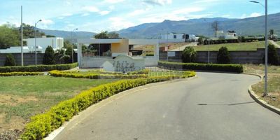 Casa Liberty presenta este exclusivo y amplio lote de 700M2, cercano a la portería, con espectacular vita externa e interna, para construir una espectacular vivienda dentro del conjunto cerrado ibiza country house, el cual cuenta con servicios públicos, el conjunto ofrece portería y vigilancia 24Hrs, amplios accesos y vías internas pavimentadas, hermosos espectaculares jardines y arborizacion, una piscina para adultos y una para niños, gimnasio, amplio salón de eventos, zona residencial , campestre, y de continuo desarrollo con proyección comercial. COD. 101310.