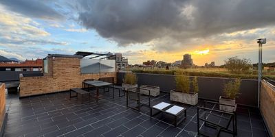 Arriendo apartamento SIN AMOBLAR hermoso con terreza de 40 metros cubierta y con jardin natural con papayuelos, naranjo, durazno y flores. Sala y comedor que colindan con la terraza amplia e iluminada. Cocina abierta tipo americano. Dos cuartos insonorizados con dos banos. Tiene dos garajes paralelos y deposito amplio. Edificio con seguridad 24x7, terraza con  excelente vista y BBQ  y salon de fiestas.   Estoy pidiendo $6.6 millones ( sin muebles)  mas administracion de +/-$600 k .  Edificio super bien ubicado, cerca a carulla, D1 gyms, transporte publico, rutas de acceso, ciclo ruta... y super silencioso en la calle 102 no 15-58 edf habitat 102.